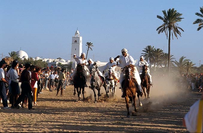fantasia à Midoun fantasia dans la ville de Midoun au sud de la Tunisie