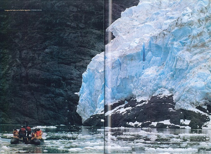 bateau face à un glacier de Patagonie au Chili