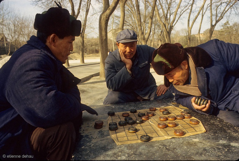 jeu-echecs-chine joueurs d'échecs chinois dans un des parcs de Pékin en Chine