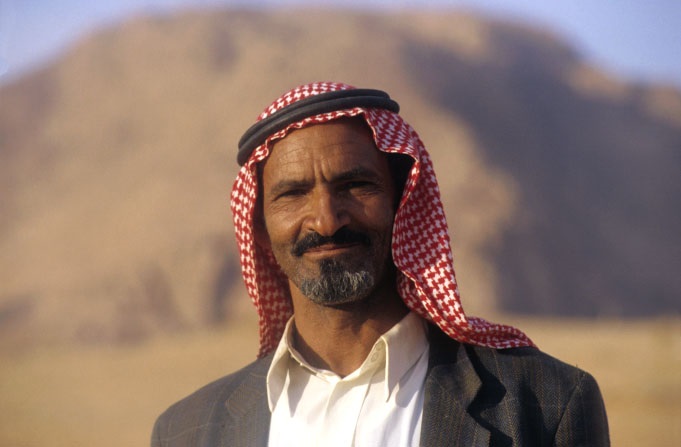 jordanie-bedouin-portrait portrait d'un bédouin dans le wadi Rum au sud de la Jordanie