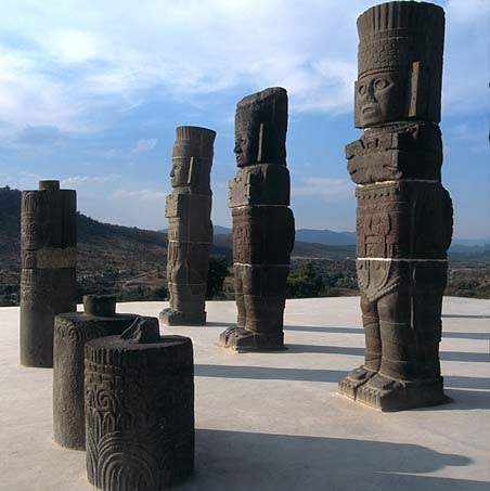 mexique-tula-statues statues de guerriers en pierre sur le site toltèque de Tula au Mexique