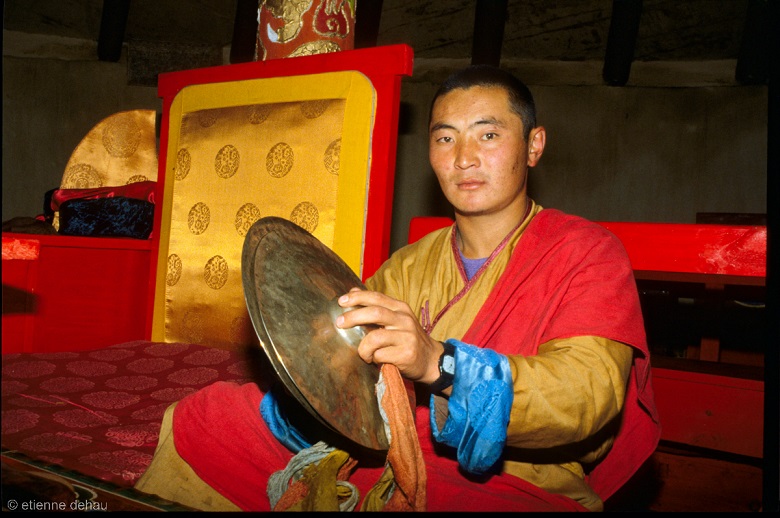 moine mongol moine bouddhiste et procession dans le monastère de Mörön au nord de la Mongolie