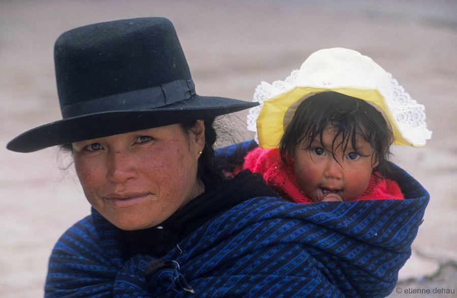 les indiennes portent leur enfant dans le dos, enveloppé dans une couverture. portrait d'une femme du Pérou avec son enfant attaché avec une couverture dans le dos