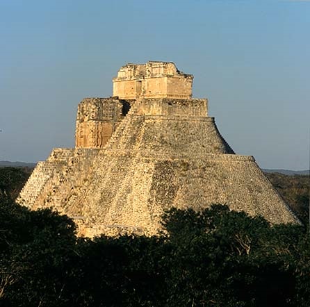 pyramide-chichen-itza-mexique la pyramide maya de Chichen Itza dans le Yucatan au Mexique