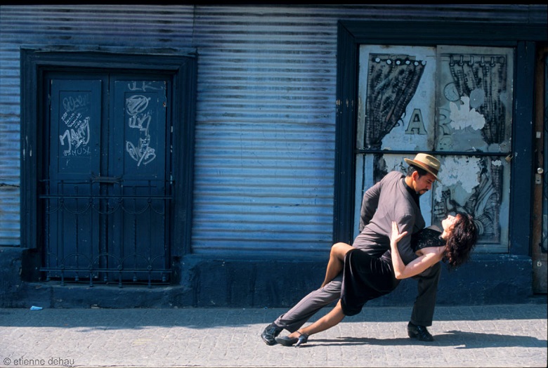 danseurs de tango dans le quartier de La Boca à Buenos Aires en Argentine