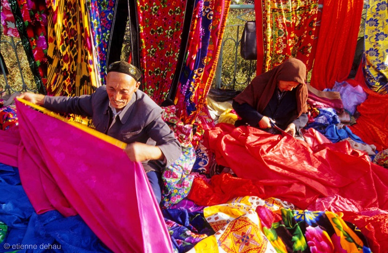 vendeurs ouïgours de tissus. vendeurs ouïgours de tissus dans le bazar du dimanche de Kashgar au Xinjiang en Chine