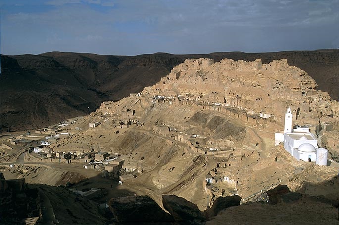 Chenini en Tunisie le village troglodytique de Chenini et sa mosquée dans le sud de la Tunisie