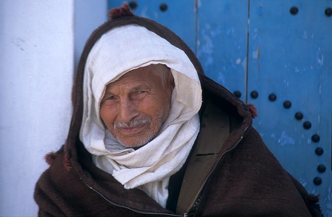 médina de Kairouan homme berbère devant une porte traditionnelle dans la ville de Sousse en Tunisie