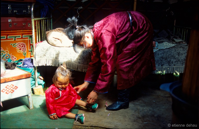 femme et son enfant sous la yourte. femme nomade et son enfant sous la yourte dans les steppes de Mongolie