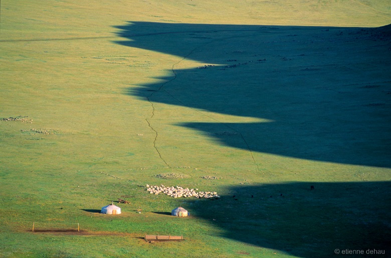 paysage de steppe. Yourtes et Jeu de lumières sur la steppe de Mongolie, au gré des nuages.