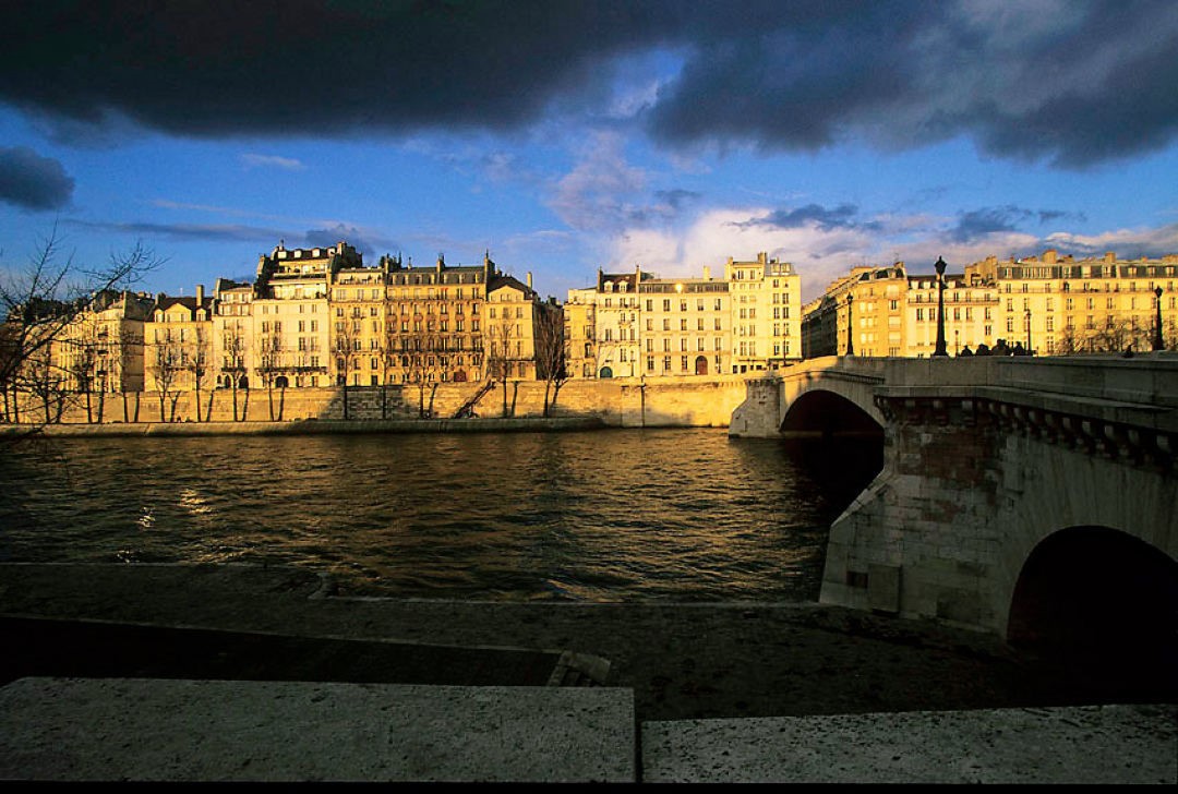 les quais de Seine et l'île Saint-Louis à Paris, capitale de la France